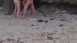 D&eacute;bora Fantine - Gang Bang na Praia de Nudismo