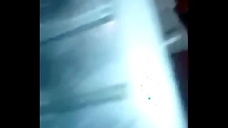 mulher mijando