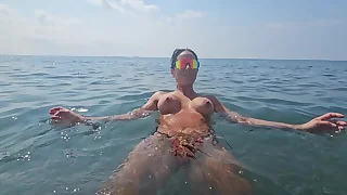 chat on the beach between voyeurs with an increment of passers-by