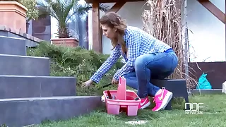 The Frying Gardener - Busty Babe Gets Jizzed On Undevious Tits