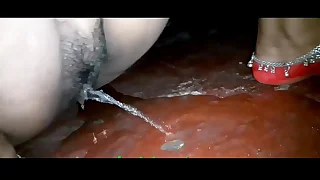 पेशाब की और चूत की झाट बना के चुदाई